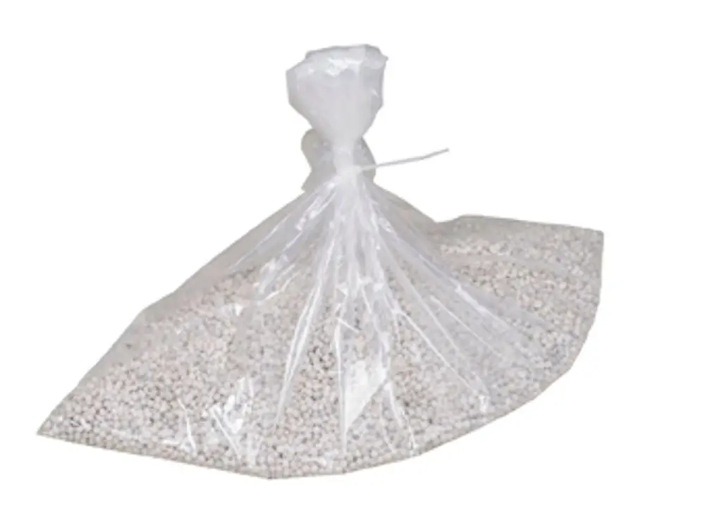 Beutel mit keramischen Filterkugeln, verpackt in transparenter Kunststofffolie, angeboten von der Marke Grünbeck.